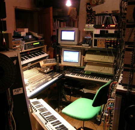 Synths_Studio_Nov_2006_3997a_450.jpg